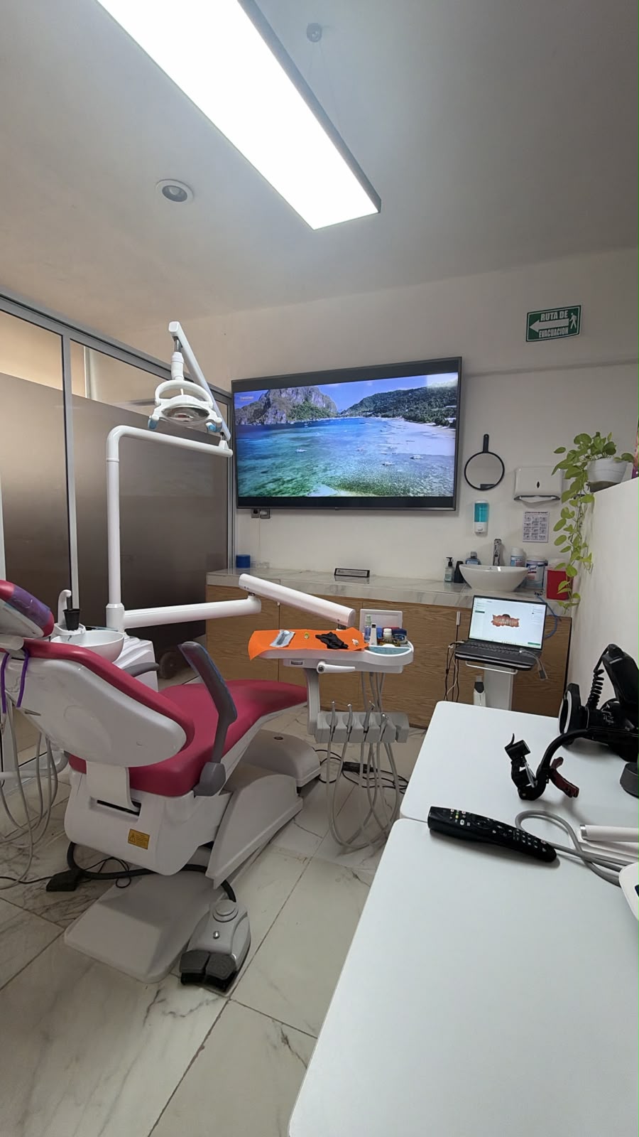 Aurum Dental treatment room in Puerto Morelos, near Cancún